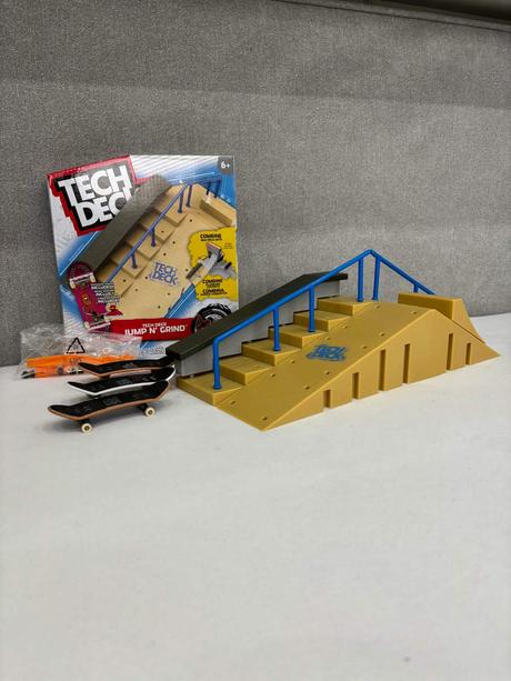 Schodisko so zábradlím a rampou a skateboadmi,