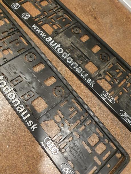 Držiak na značku pre osobné auto,