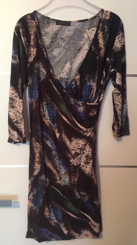 Šaty so zavinovacím efektom, l