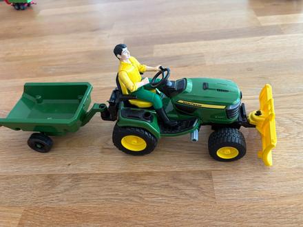 Záhradný traktor john deere x949 s figúrkou - brud,