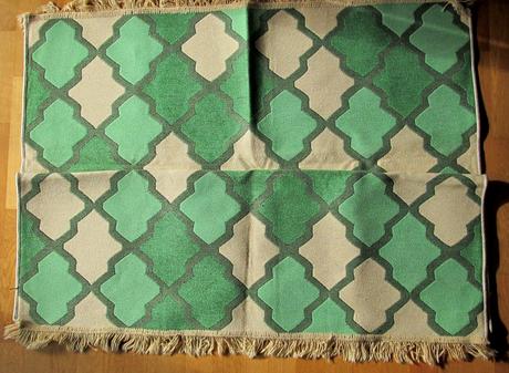 Tkaný koberec so strapcami z bonami, 