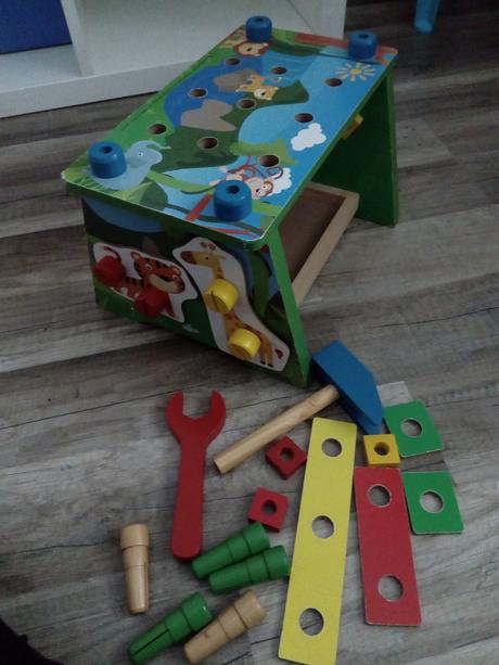 Drevena hracka -stolcek na sedenie s naradim, 