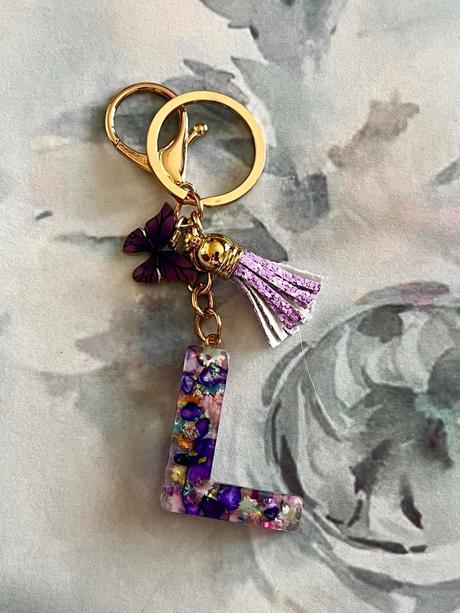 Ručne vyrobené živicové kľúčenky, 