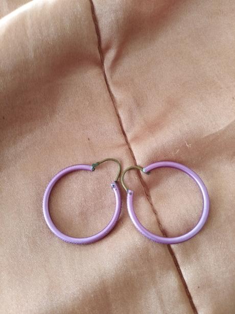 Fialové náušnice,