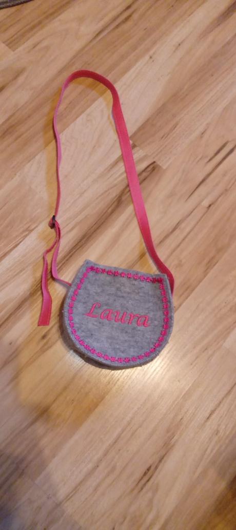 Kabelka s vyšitým menom laura, 