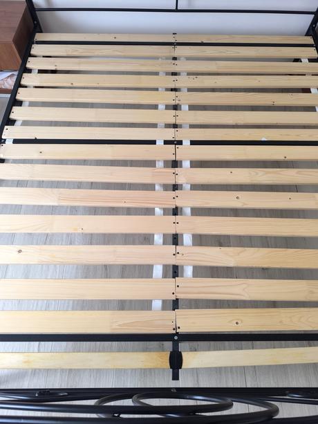 Kovová posteľ, šírka (cm): 180,dĺžka (cm): 200