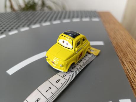 Kovové autíčko cars ,, luigi,, mcqueen autá,