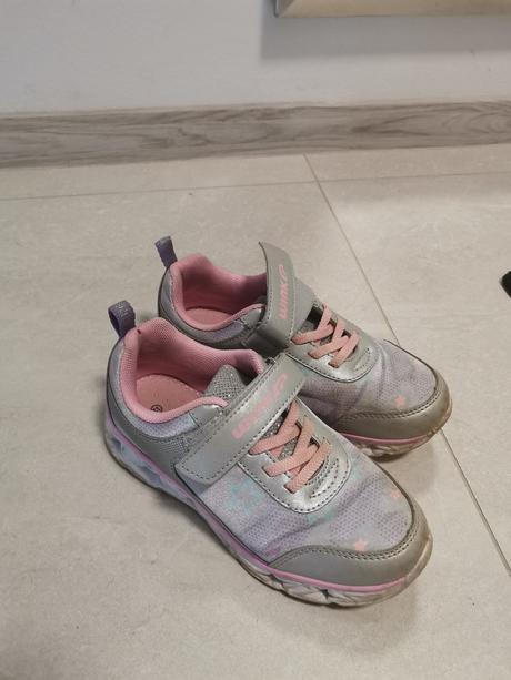 Svietiace tenisky, 32