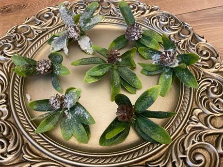 Lístočky zasnežené so šiškou 7 ks ( sada ), 