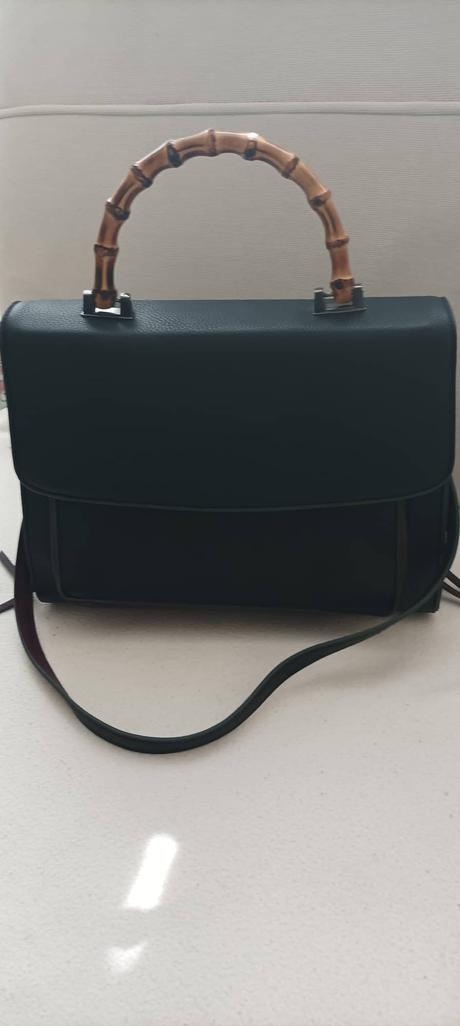 Tmavomodrá kabelka,