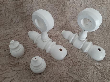 Biela drevená garniža.,