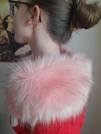 Nová ružová kožušinka cez plecia k šatám s odhalen, 