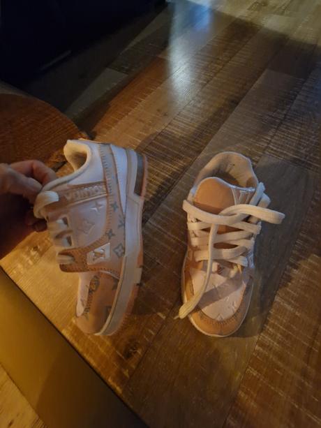 Dievčenské tenisky, 32