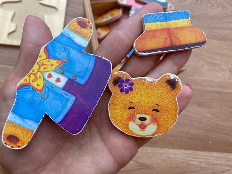 Drevená vkladačka macko - obliekanie,