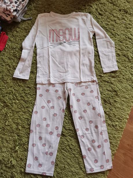 Pyžamo, cena spolu, 122