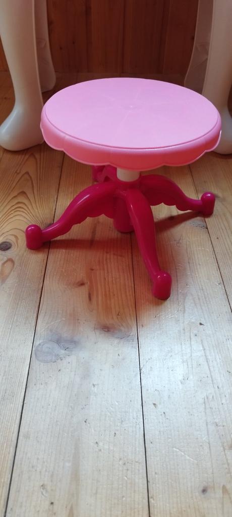 Stolík pre dievčatá, 