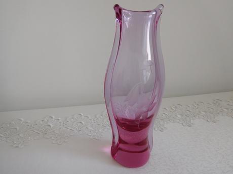 Alexnadritové hútni sklo s růži výška 27,5 cm, 