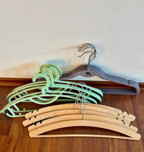 Sada kvalitných vešiakov 14 ks,