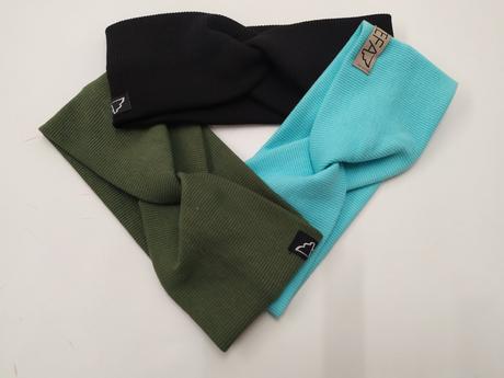 Čelenka z rebrovaného úpletu,