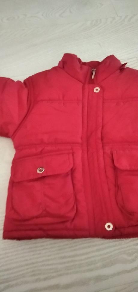 Hrubá červená bunda, 86