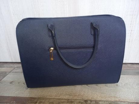 Tmavomodra kabelka, flora&co