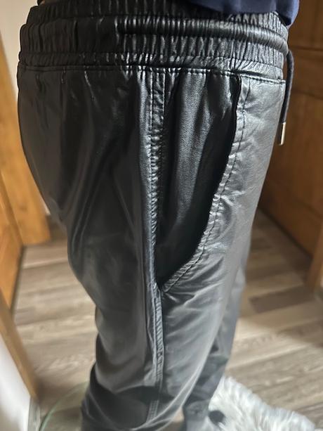 Kvalitné voľnejšie nohavice z eko-kože, m