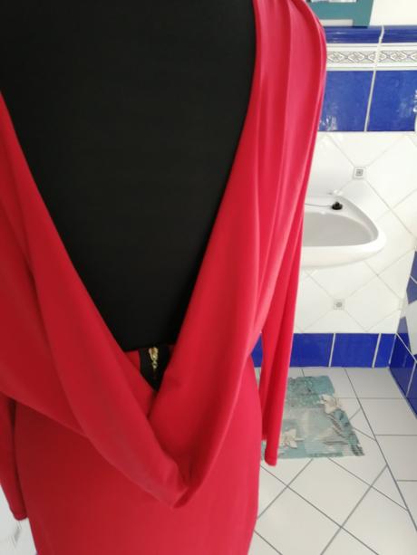 Luxusné zaujímavé saty, s