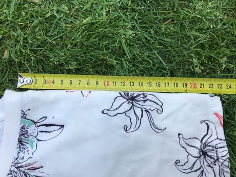 Dámske biele tričko s kvetinovou potlačou, 40