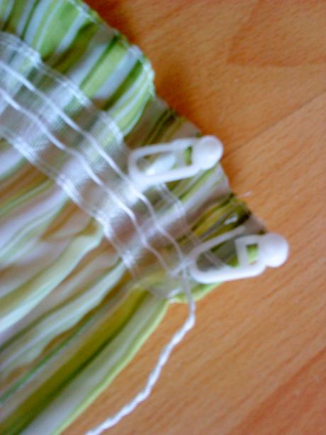 Záclona alebo tenučký záves,