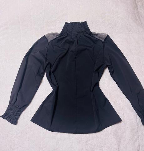 Čierna blúzka so stojačikom a s tylom na pleciach, m