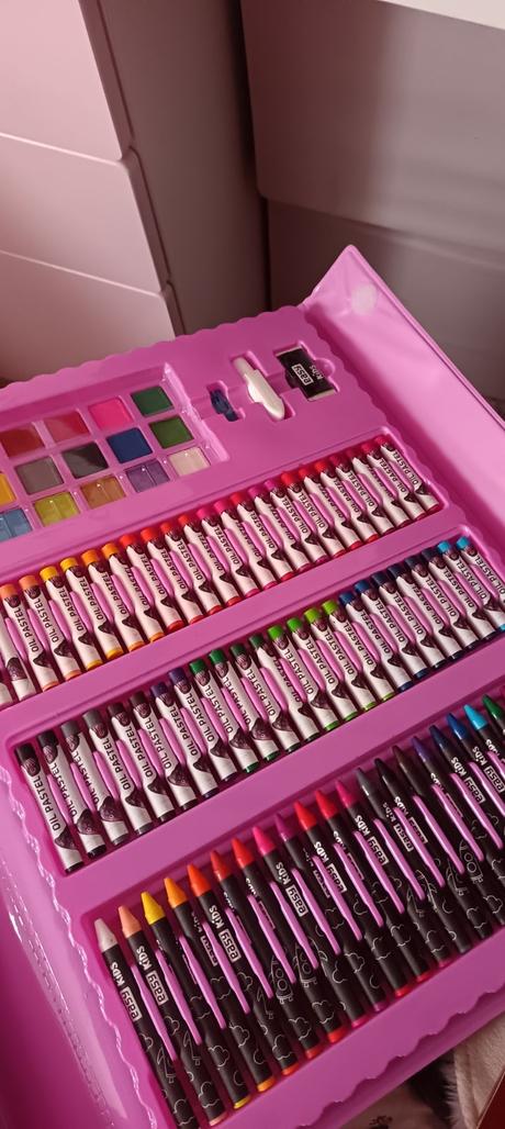 Obrovský kufrík s množstvom farbičiek,fixiek,