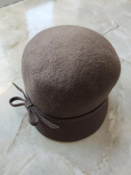 Klobúk farby kávy, 