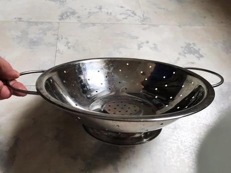 Antikorový cedník na podstavci, 