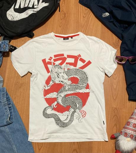 Biele tričko cropp s drakom a japonským motívom, s