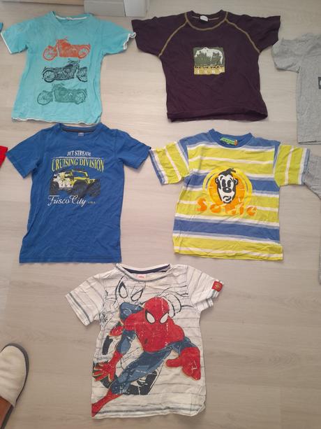 Krásne tričká s motívmi, nosené iba mojími dvojičk, c&a,122
