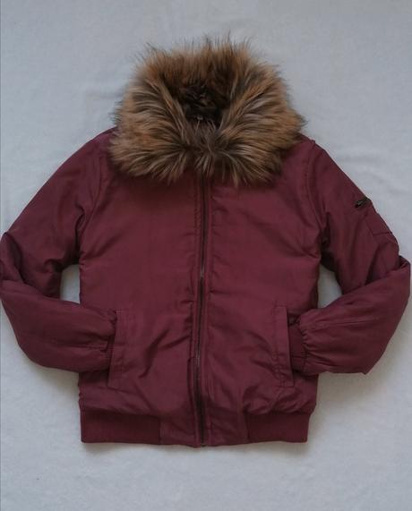 Krásna bunda s kožušinovým golierom, s