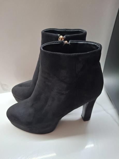 Miriase topanky na platforme, 37