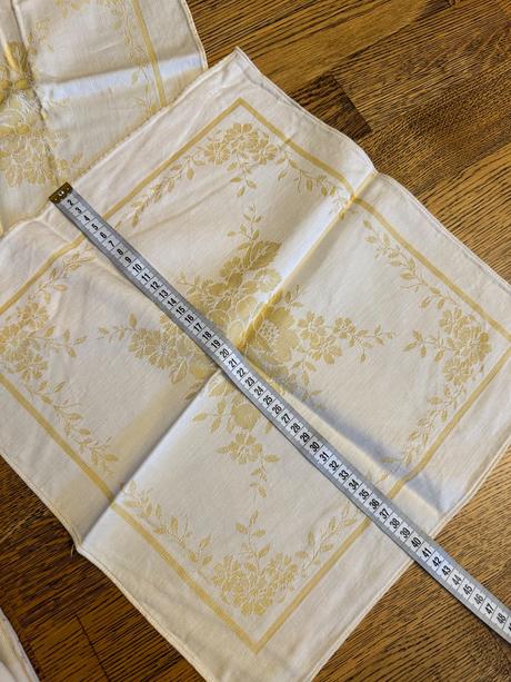 Retro obrus zo 4 obruskami,