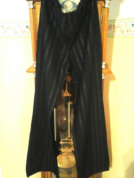 Nohavice so striebornymi pruzkami, l