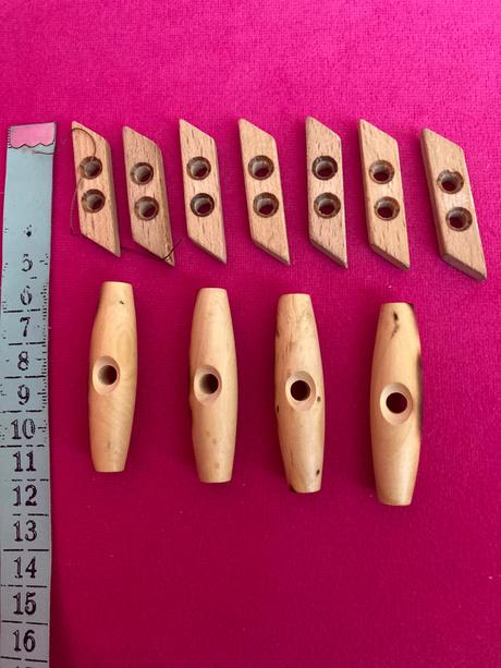 Gombíky drevené,