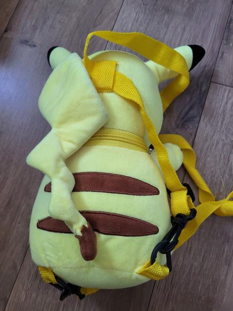 Pokemon pikachu ruksak a naramky potrebne vyprat,