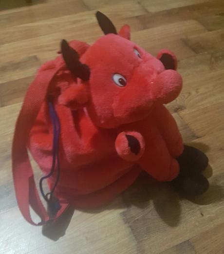 Cerveny plyšovy ruksak,