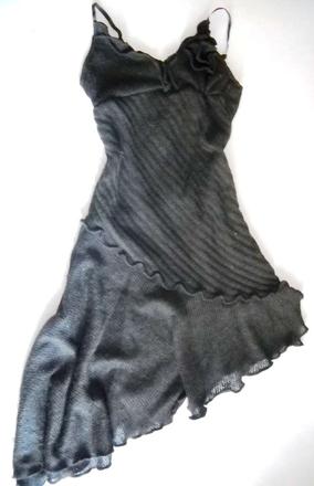 Čierne asymetrické šaty s ružičkou, amisu,s