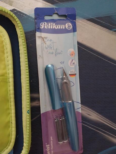 Pero pelikan + peracnik,
