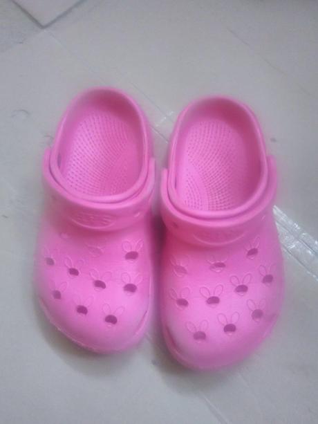 Crocs, 25