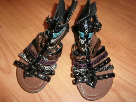 Čierne sandálky, 29