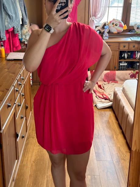 Šaty na jedno rameno, amisu,m