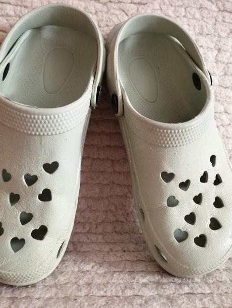 Predám kroksy s trblietkami a srdiečkami, 32