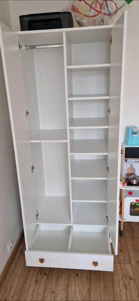 Komoda s prebalovacim pultom a skrina,