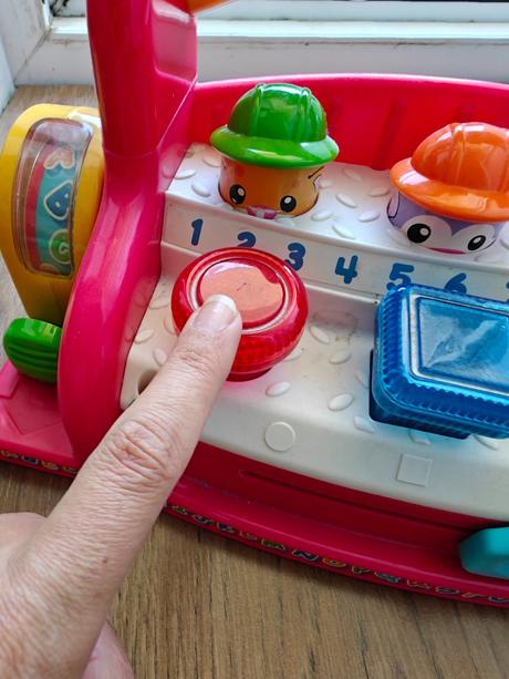 Fisher price hračka v maďarčine,